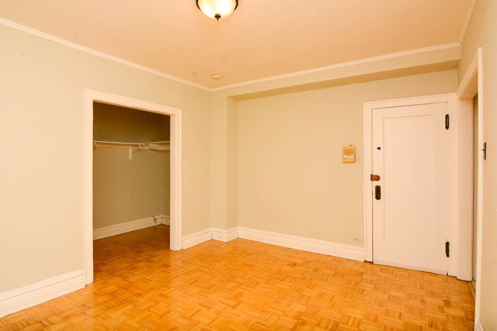 Building Photo - 716 W Belmont Ave