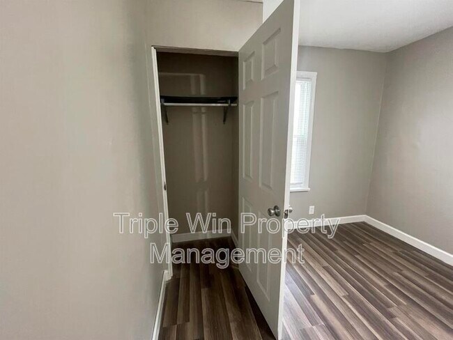 Building Photo - 19 S Schlueter Ave