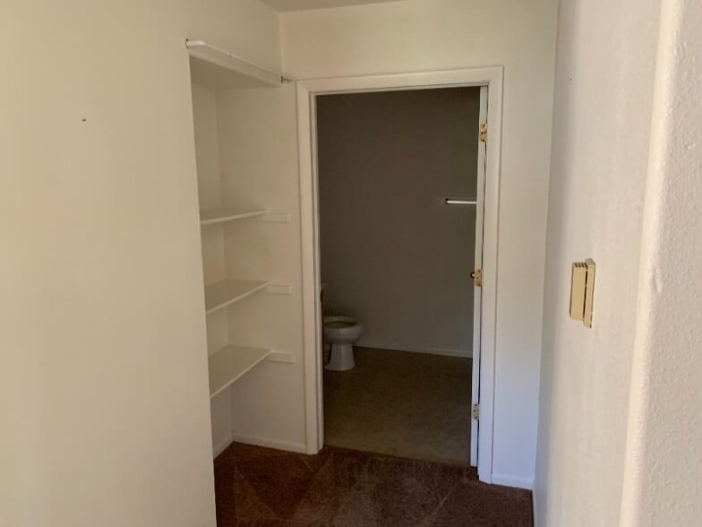 Building Photo - 828 E 4th St