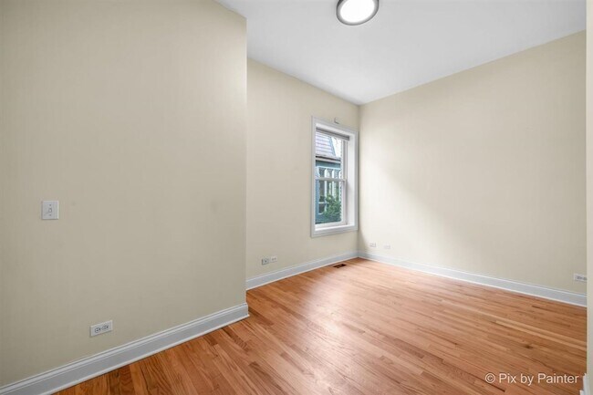 Building Photo - Updated Duplex Condo with 2 parking spots