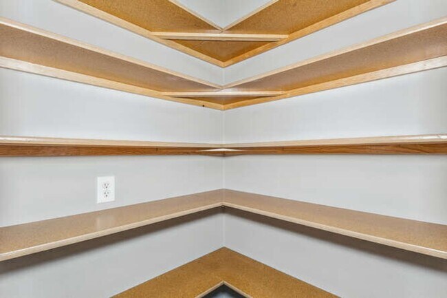 Building Photo - Gorgeous Town Home with Garage & Fenced Ya...