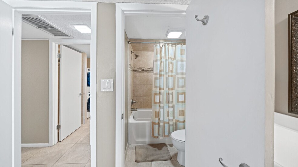 Building Photo - 7205 Thomas Dr