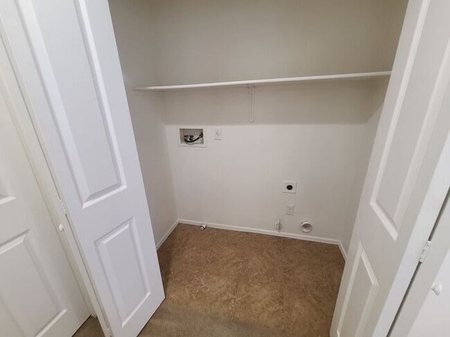 Building Photo - Beautiful 4-bedroom 3-bathroom - GREAT LOC...