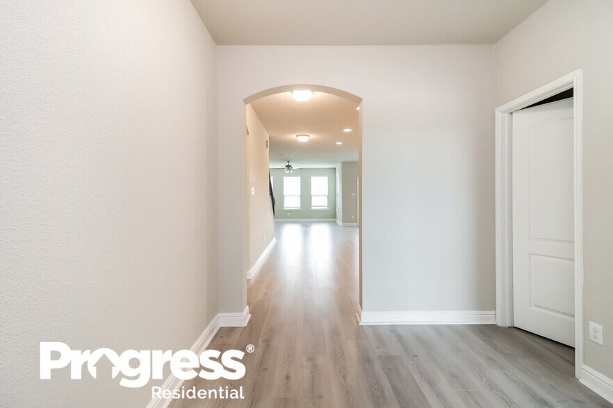 Building Photo - 6232 Topsail Dr