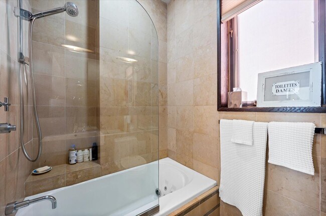 Building Photo - 2130 N Lincoln Park W