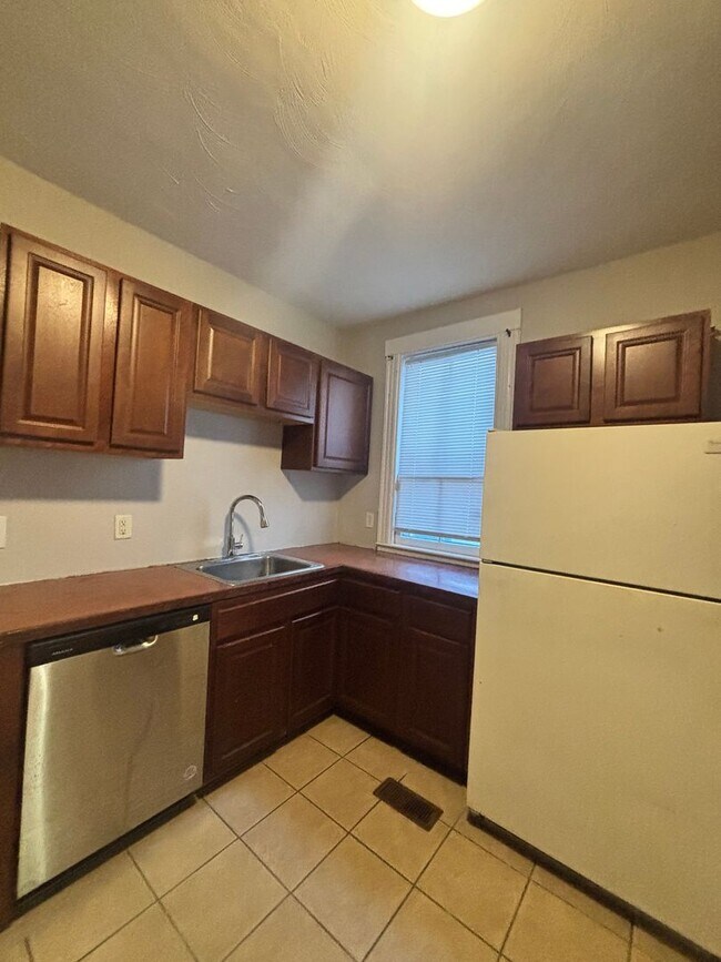 Building Photo - Well Kept 3 Bedroom 1.5 Bathroom Duplex Located in Historic Port Norfolk