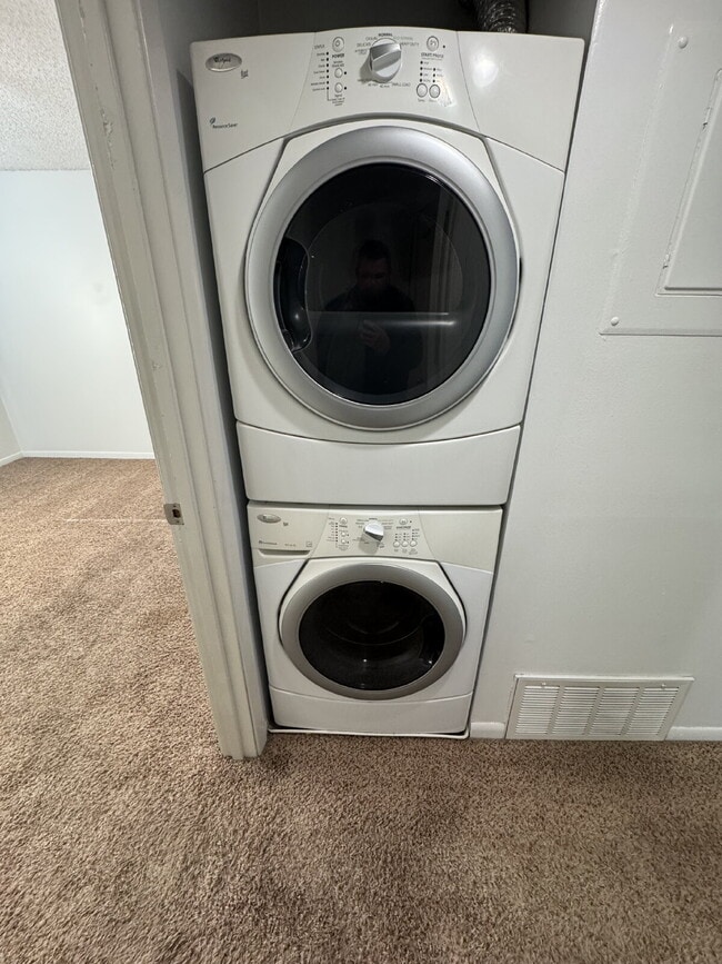 Building Photo - Gorgeous, 1 bedroom apartment with in-unit laundry, a fireplace, river and walking path.