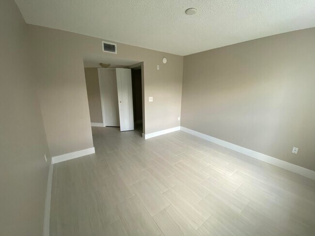 Building Photo - 1600 Crestwood Ct S