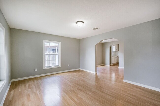 Building Photo - Charming Front Unit