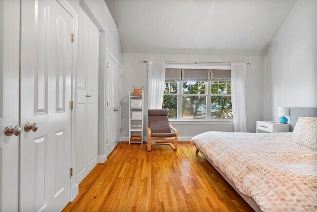 Building Photo - 10 S Sydney St