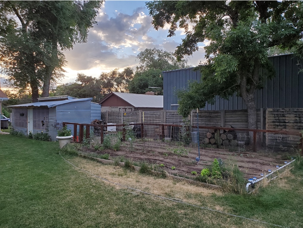Large garden space + enclosed dog/chicken run area - 13297 South 1300 East