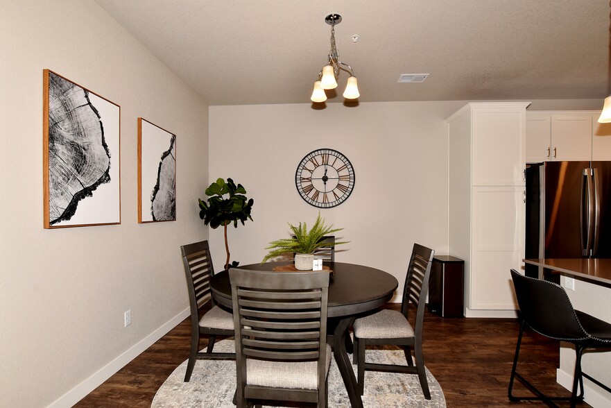 Separate dining room area - 4115 N Park Dr