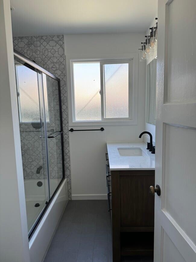 Building Photo - 535 Bayview Ave