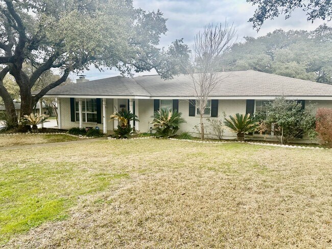 Primary Photo - July Move-In Special - Fabulous 4/2 single...