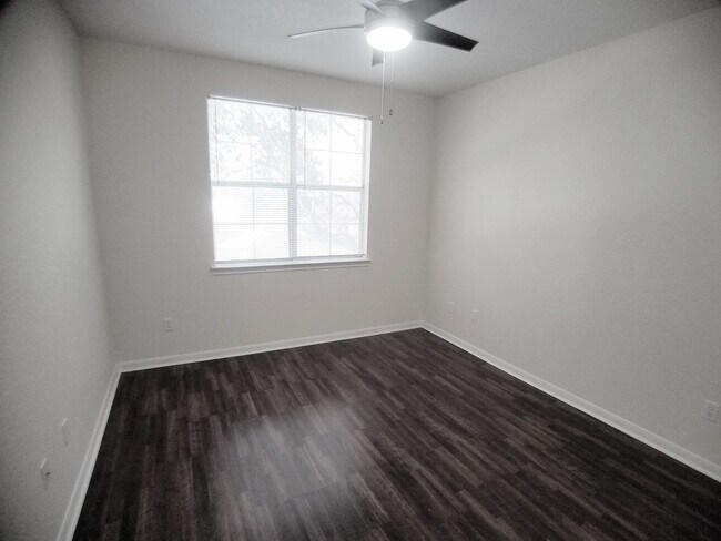 Building Photo - City View Wood Floor Updated Kitchen  2/2 ...