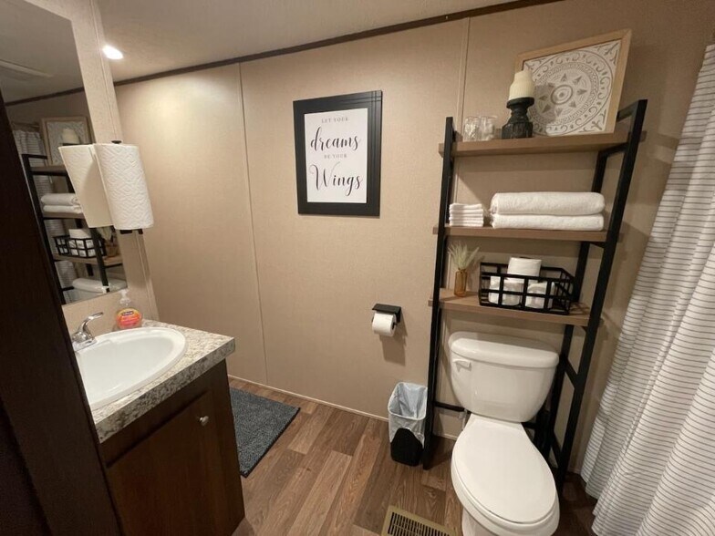Master Bedroom Bathroom - 203 Poplar St