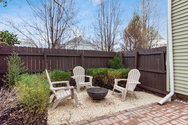 Building Photo - 106 E Gates St