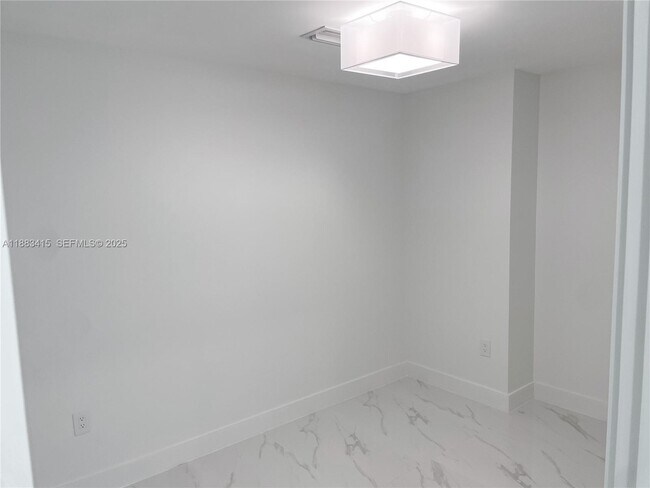 Building Photo - 700 NE 24th St