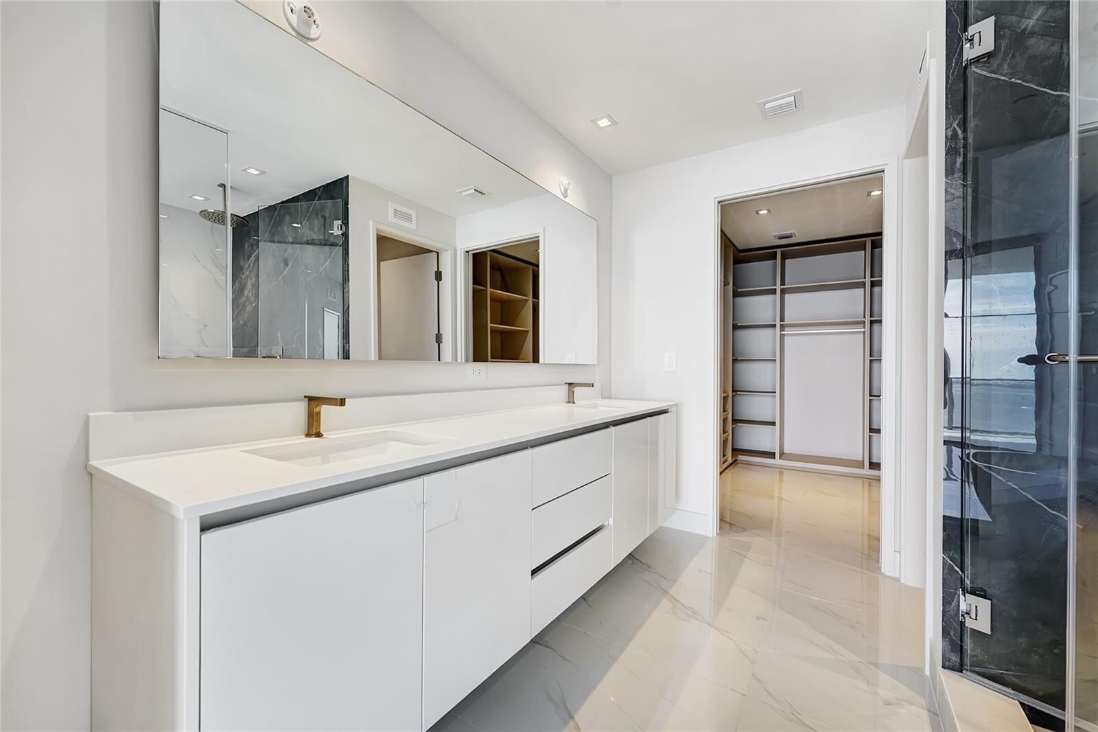 Building Photo - 700 NE 24th St