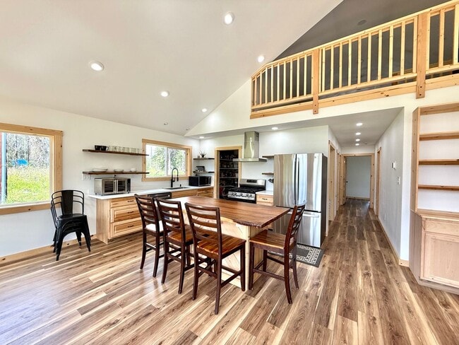 Building Photo - LIKE NEW K-BEACH HOME!