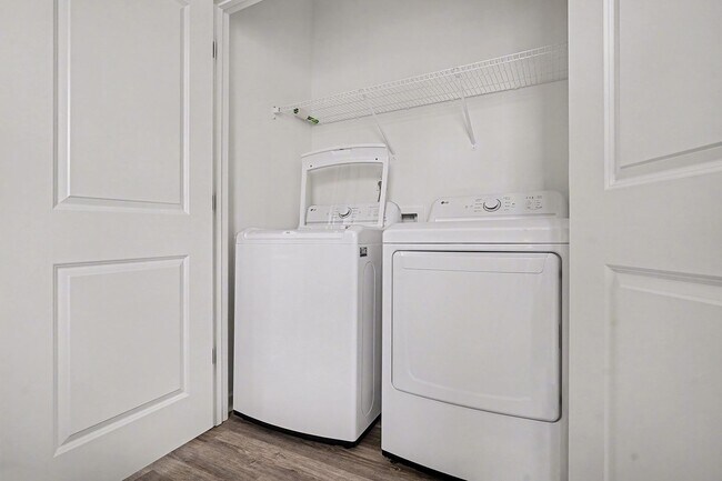 Building Photo - 3BR Like-New End-Unit Townhome – Wendell Falls