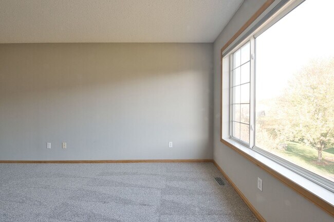 Building Photo - Like New 2 Bed/2 Bath Townhome With Amenit...