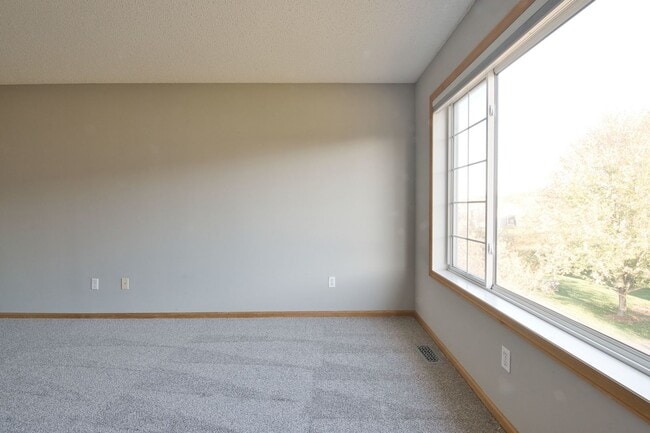 Building Photo - Like New 2 Bed/2 Bath Townhome With Amenities And Attached Garage