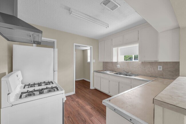Building Photo - 7304 Kinney St