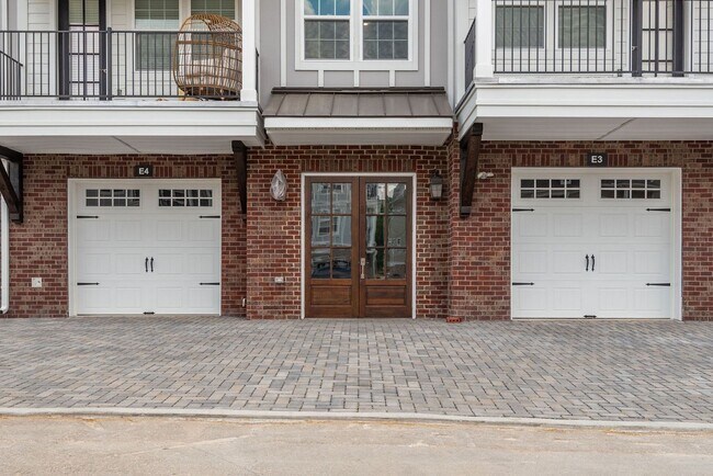 Building Photo - Stunning Condo with Garage space