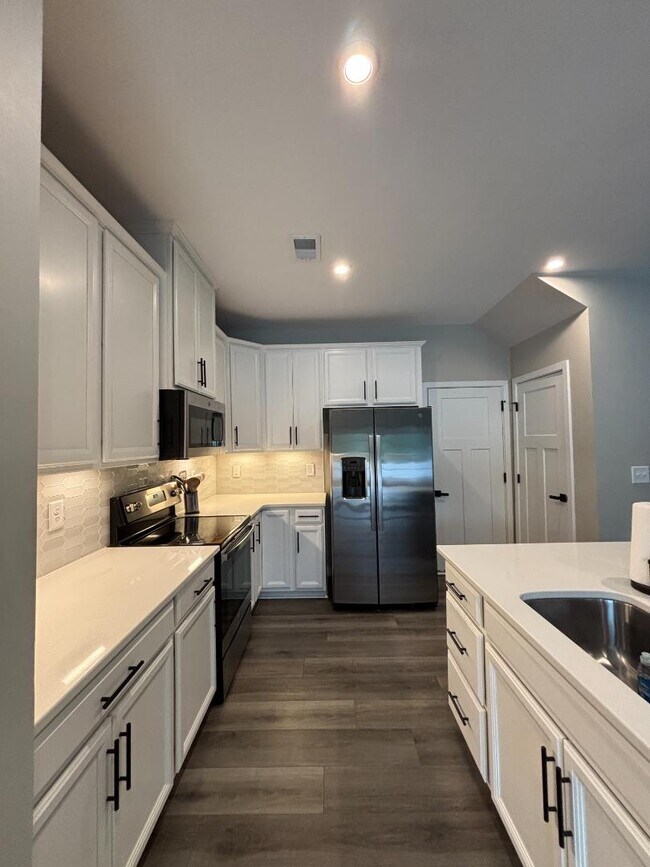 Building Photo - 300 Golan Cir