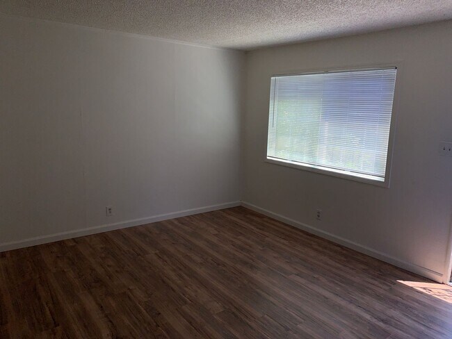 Building Photo - 124 W 8th St