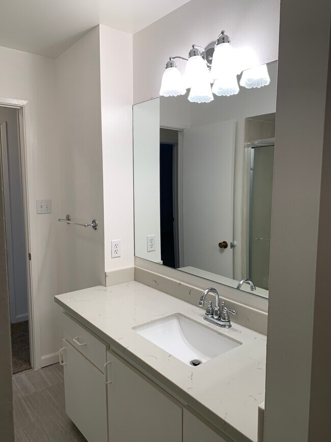 Building Photo - 5420 Roundtree Ct