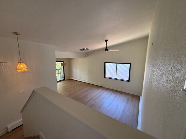 Building Photo - 2412 1/2 Hidden Valley Dr
