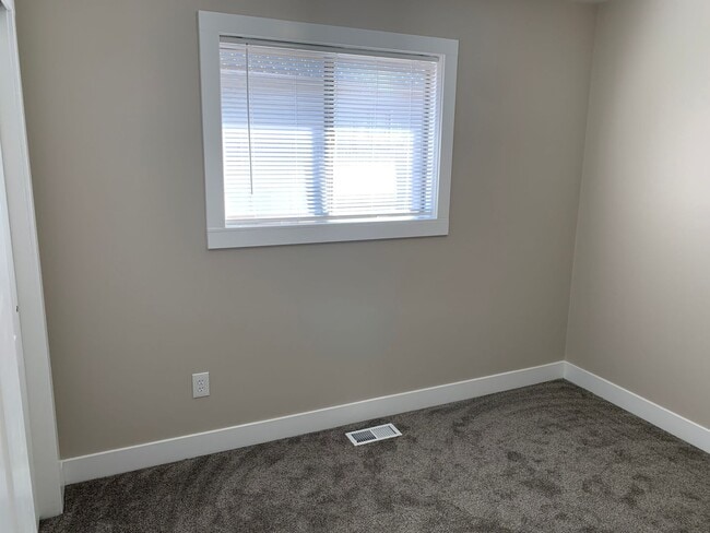 Building Photo - Updated 4 Bed Home with Large Yard
