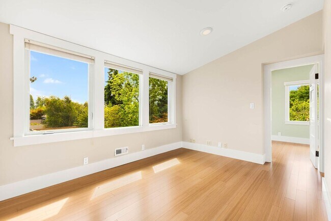 Building Photo - Charming Ravenna home with 5 bedrooms, 4 b...