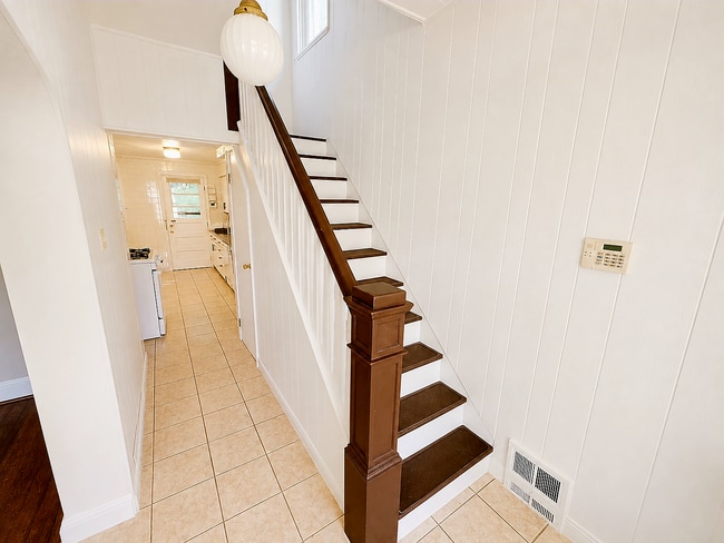 Building Photo - 2219 Edgebrook Ave