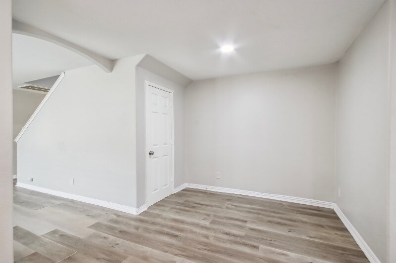 Building Photo - 8210 Radial Ct