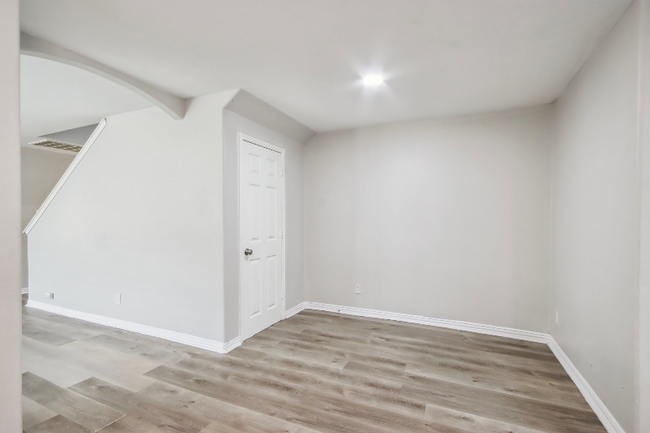 Building Photo - 8210 Radial Ct