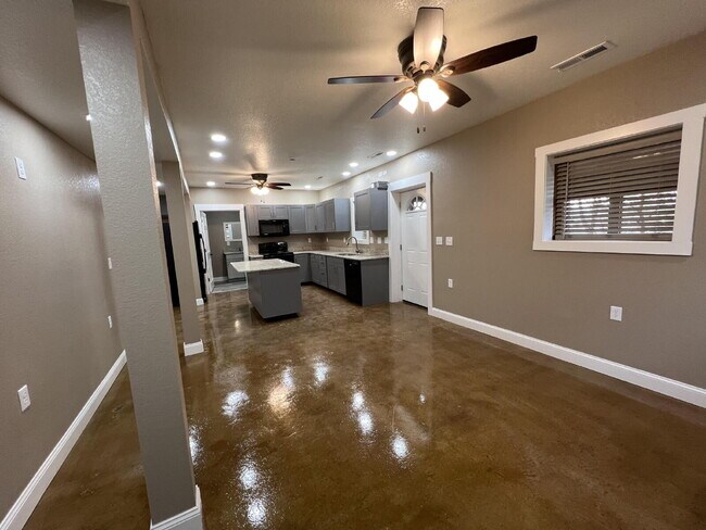 Building Photo - Lower 2BR unit