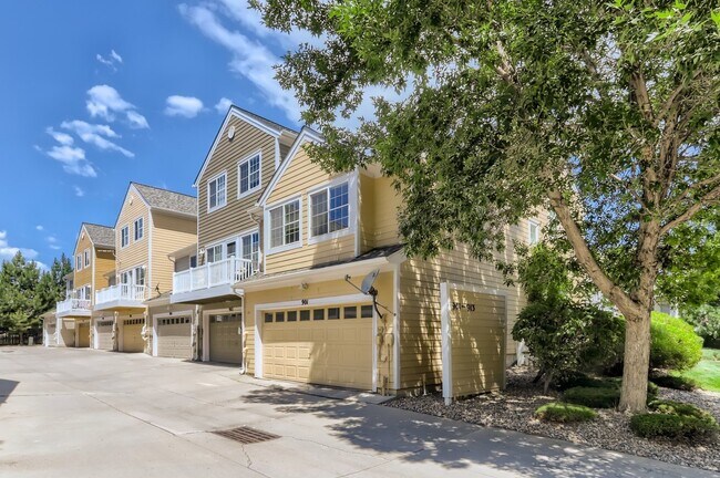 Building Photo - Sunny townhome in West Longmont!
