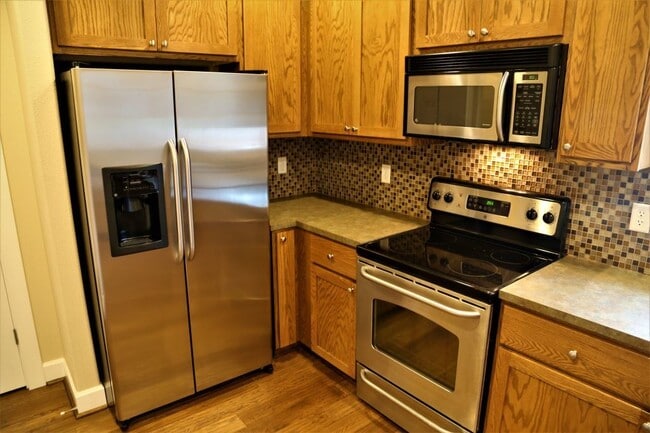 Building Photo - 4 bed/2 bath 1000 feet From Monroe
