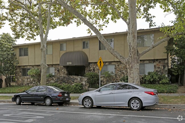 Building Photo - Lions Court