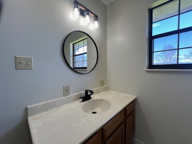 Building Photo - One-Level Living at the End of a Quiet Cul...