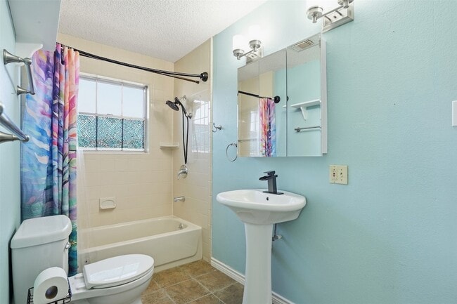 Building Photo - 818 Cedar Rd