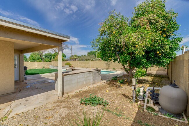 Building Photo - 4314 E Juanita Ave