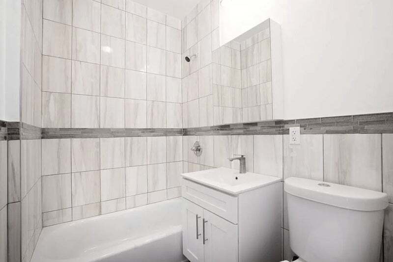 Building Photo - Furnished room/NOT APARTMENT