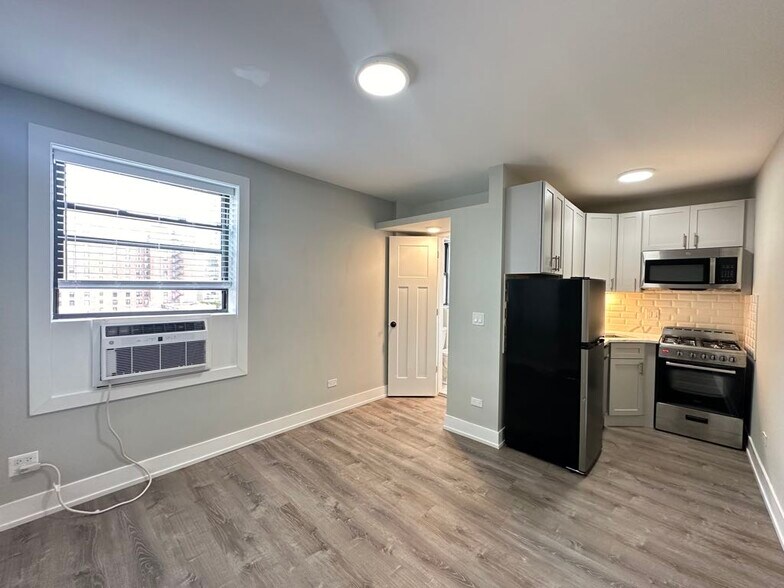 Building Photo - 545 W Belmont Ave