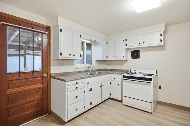 Building Photo - Newly renovated 3 bedroom all brick home in North Braddock!