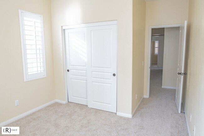 Building Photo - Lovely tri-level condo located in the gated community of Bellafina