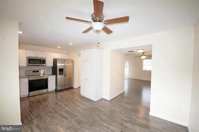 Building Photo - 1656 Woodtree Ct E